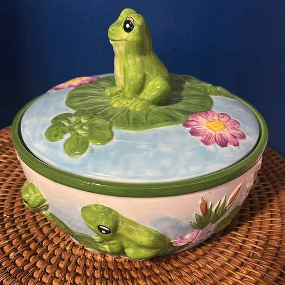 Rare KK Soup Tureen & Lid Hand-painted Embossed 3D Frog Ceramicware - Picture 2 of 7